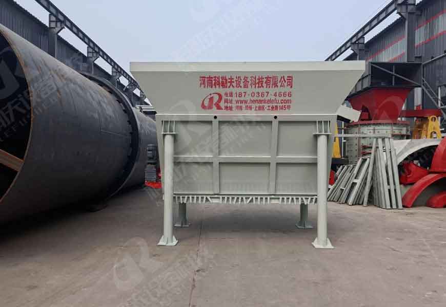 Anti-blocking belt feeder for large silo